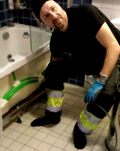 Kenneth, tekniker hos Svensk Spoltjänst AB i arbete